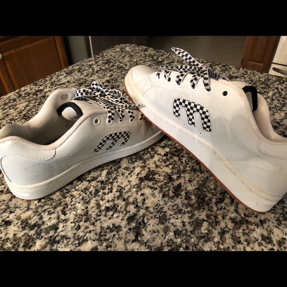 Etnies skate shoes in very good condition! Sz 8.5